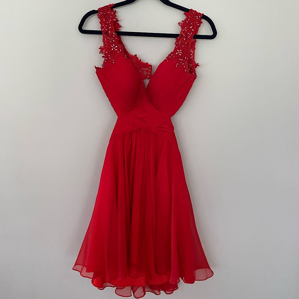 SHORT OPEN-BACK RED DRESS WITH IMBROIDERED STRAPS